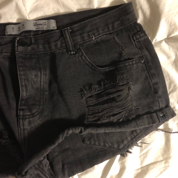 BLACK JEAN SHORTS - Picture 2 of 3